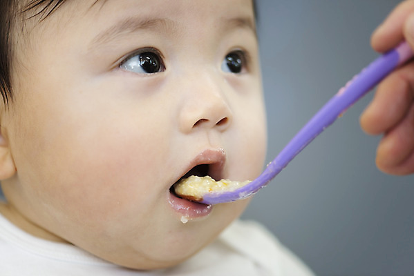 포토 JPG 스튜디오촬영 손 남자 실내 근접촬영 두명 앞모습 신체부위 귀여움 숟가락 한국인 성장 아기 보호 먹기 이유식 국내포토 음식 뷰포인트 컨셉 모션 수저 사람 동양인 내부 파일형식