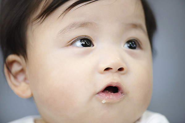 포토 JPG 스튜디오촬영 남자 얼굴 실내 한명 근접촬영 앞모습 귀여움 한국인 성장 아기 보호 먹기 이유식 남자아기한명만 국내포토 1 음식 뷰포인트 컨셉 모션 사람 동양인 내부 신체부위 남자한명만 남자아기만 파일형식