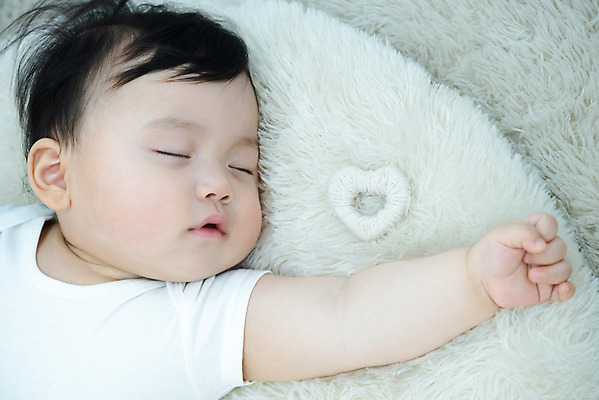 포토 JPG 스튜디오촬영 남자 실내 한명 근접촬영 상반신 앞모습 눕기 귀여움 눈감음 한국인 성장 하트 아기 잠 보호 편안함 낮잠 남자아기한명만 국내포토 모양 1 뷰포인트 컨셉 모션 사람 동양인 내부 감각 남자한명만 남자아기만 파일형식