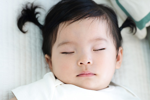 포토 JPG 스튜디오촬영 여자 실내 한명 근접촬영 상반신 앞모습 눕기 귀여움 눈감음 한국인 성장 아기 잠 보호 편안함 낮잠 여자아기한명만 국내포토 1 뷰포인트 컨셉 모션 사람 동양인 내부 감각 여자한명만 여자아기만 파일형식