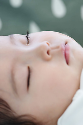 포토 JPG 스튜디오촬영 여자 얼굴 실내 한명 근접촬영 귀여움 눈감음 한국인 성장 아기 잠 보호 편안함 낮잠 여자아기한명만 국내포토 1 뷰포인트 컨셉 모션 사람 동양인 내부 신체부위 감각 여자한명만 여자아기만 파일형식