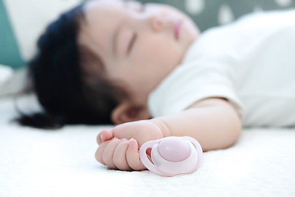 포토 JPG 스튜디오촬영 여자 실내 한명 들기 근접촬영 상반신 옆모습 아웃포커스 귀여움 눈감음 한국인 성장 아기 잠 보호 편안함 낮잠 딸랑이 여자아기한명만 국내포토 1 뷰포인트 컨셉 모션 촬영기법 사람 동양인 내부 아기용품 감각 여자한명만 여자아기만 파일형식