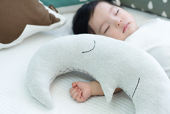 포토 JPG 스튜디오촬영 여자 실내 한명 근접촬영 상반신 앞모습 귀여움 눈감음 한국인 성장 아기 잠 보호 편안함 낮잠 여자아기한명만 애착인형 국내포토 1 인형 뷰포인트 컨셉 모션 사람 동양인 내부 감각 여자한명만 여자아기만 파일형식