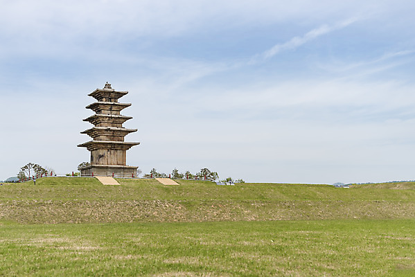 포토 JPG 주간 한국전통 여행 유적지 하늘 풍경 초원 사람없음 야외 관광지 맑음 봄 세계문화유산 문화재 역사 한국사 사적지 익산 백제역사유적지구 왕궁리오층석탑 왕궁리유적 국내포토 자연요소 전통 계절 고건축 날씨 한국 석탑 전라북도 파일형식