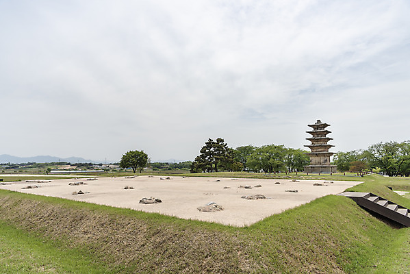 포토 JPG 주간 나무 구름 한국전통 여행 유적지 하늘 풍경 초원 사람없음 야외 관광지 봄 세계문화유산 문화재 역사 한국사 사적지 익산 백제역사유적지구 왕궁리오층석탑 왕궁리유적 국내포토 자연요소 식물 전통 계절 고건축 한국 석탑 전라북도 파일형식