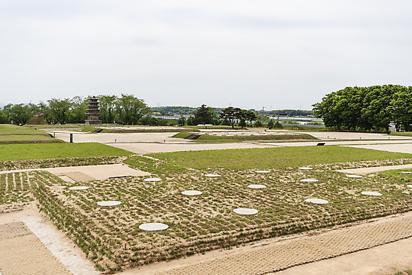 포토 JPG 주간 나무 한국전통 여행 유적지 하늘 풍경 사람없음 야외 관광지 봄 세계문화유산 문화재 역사 한국사 사적지 익산 백제역사유적지구 왕궁리오층석탑 왕궁리유적 국내포토 자연요소 식물 전통 계절 고건축 한국 석탑 전라북도 파일형식