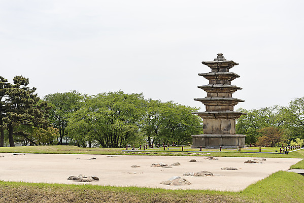 포토 JPG 주간 나무 한국전통 여행 유적지 하늘 풍경 사람없음 야외 관광지 봄 세계문화유산 문화재 돌_바위 역사 한국사 사적지 익산 백제역사유적지구 왕궁리오층석탑 왕궁리유적 국내포토 자연요소 식물 전통 계절 고건축 한국 석탑 전라북도 파일형식