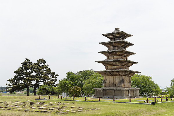 포토 JPG 주간 나무 한국전통 여행 유적지 하늘 풍경 사람없음 야외 관광지 봄 세계문화유산 문화재 역사 한국사 사적지 익산 백제역사유적지구 왕궁리오층석탑 왕궁리유적 국내포토 자연요소 식물 전통 계절 고건축 한국 석탑 전라북도 파일형식