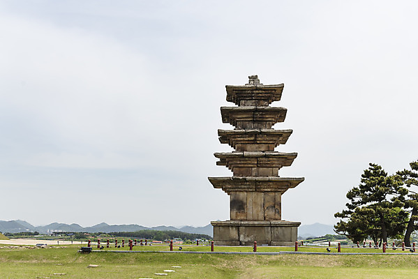 포토 JPG 주간 나무 한국전통 여행 유적지 하늘 풍경 초원 사람없음 야외 관광지 맑음 봄 세계문화유산 문화재 역사 한국사 사적지 익산 백제역사유적지구 왕궁리오층석탑 왕궁리유적 국내포토 자연요소 식물 전통 계절 고건축 날씨 한국 석탑 전라북도 파일형식