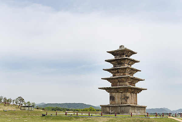포토 JPG 주간 나무 무료이미지 한국전통 여행 유적지 하늘 풍경 초원 사람없음 야외 관광지 맑음 봄 세계문화유산 문화재 역사 한국사 사적지 익산 백제역사유적지구 왕궁리오층석탑 왕궁리유적 국내포토 자연요소 식물 전통 계절 고건축 날씨 한국 석탑 전라북도 파일형식 무료콘텐츠