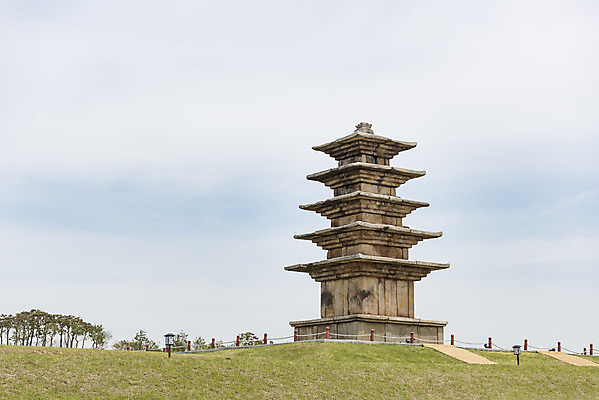 포토 JPG 주간 나무 한국전통 여행 유적지 하늘 풍경 초원 사람없음 야외 관광지 맑음 봄 세계문화유산 문화재 역사 한국사 사적지 익산 백제역사유적지구 왕궁리오층석탑 왕궁리유적 국내포토 자연요소 식물 전통 계절 고건축 날씨 한국 석탑 전라북도 파일형식