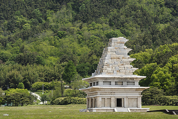포토 JPG 주간 나무 한국전통 여행 유적지 하늘 풍경 사람없음 야외 관광지 봄 세계문화유산 문화재 역사 한국사 미륵사지 미륵사지석탑 사적지 익산 백제역사유적지구 국내포토 자연요소 식물 전통 계절 고건축 한국 석탑 전라북도 파일형식