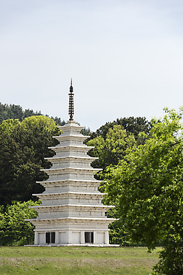 포토 JPG 주간 나무 한국전통 여행 유적지 하늘 풍경 사람없음 야외 관광지 봄 세계문화유산 문화재 역사 한국사 미륵사지 미륵사지석탑 사적지 익산 백제역사유적지구 동원구층석탑 국내포토 자연요소 식물 전통 계절 고건축 한국 석탑 전라북도 파일형식