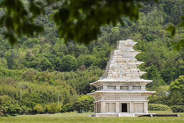 포토 JPG 주간 나무 한국전통 여행 유적지 하늘 풍경 사람없음 야외 아웃포커스 관광지 봄 세계문화유산 문화재 역사 한국사 미륵사지 미륵사지석탑 사적지 익산 백제역사유적지구 국내포토 자연요소 식물 전통 계절 고건축 한국 촬영기법 석탑 전라북도 파일형식