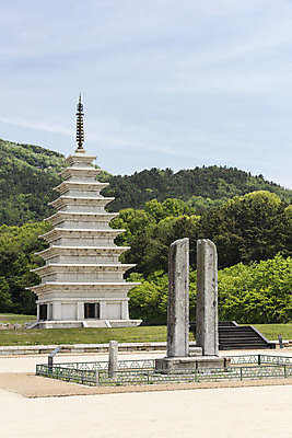 포토 JPG 주간 나무 한국전통 여행 유적지 하늘 산 풍경 사람없음 야외 관광지 맑음 봄 세계문화유산 문화재 역사 한국사 미륵사지 미륵사지석탑 사적지 당간지주 익산 백제역사유적지구 동원구층석탑 국내포토 자연요소 식물 전통 계절 고건축 날씨 유물 한국 석탑 전라북도 파일형식
