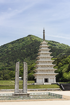 포토 JPG 주간 한국전통 여행 유적지 하늘 산 풍경 사람없음 야외 관광지 맑음 봄 세계문화유산 문화재 역사 한국사 미륵사지 미륵사지석탑 사적지 당간지주 익산 백제역사유적지구 동원구층석탑 국내포토 자연요소 전통 계절 고건축 날씨 유물 한국 석탑 전라북도 파일형식