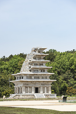 포토 JPG 주간 나무 한국전통 여행 유적지 하늘 풍경 사람없음 야외 관광지 맑음 봄 세계문화유산 문화재 역사 한국사 미륵사지 미륵사지석탑 사적지 익산 백제역사유적지구 국내포토 자연요소 식물 전통 계절 고건축 날씨 한국 석탑 전라북도 파일형식