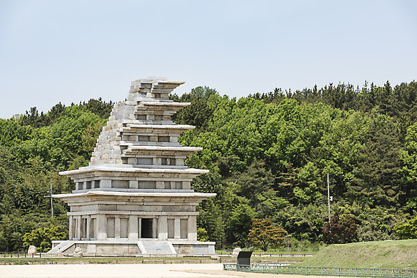 포토 JPG 주간 나무 한국전통 여행 유적지 하늘 풍경 사람없음 야외 관광지 맑음 봄 세계문화유산 문화재 역사 한국사 미륵사지 미륵사지석탑 사적지 익산 백제역사유적지구 국내포토 자연요소 식물 전통 계절 고건축 날씨 한국 석탑 전라북도 파일형식