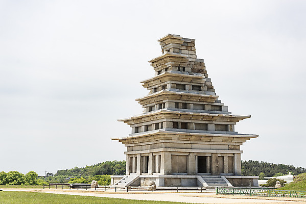 포토 JPG 주간 한국전통 여행 유적지 하늘 풍경 사람없음 야외 관광지 봄 세계문화유산 문화재 역사 한국사 미륵사지 미륵사지석탑 사적지 익산 백제역사유적지구 국내포토 자연요소 전통 계절 고건축 한국 석탑 전라북도 파일형식
