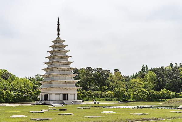 포토 JPG 주간 나무 한국전통 여행 유적지 하늘 풍경 사람없음 야외 관광지 봄 세계문화유산 문화재 역사 한국사 미륵사지 미륵사지석탑 사적지 익산 백제역사유적지구 동원구층석탑 국내포토 자연요소 식물 전통 계절 고건축 한국 석탑 전라북도 파일형식