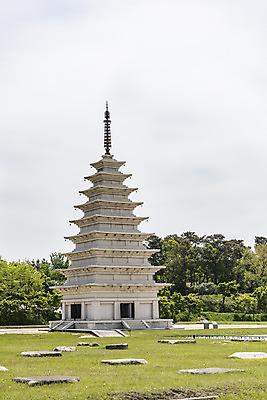 포토 JPG 주간 나무 한국전통 여행 유적지 하늘 풍경 사람없음 야외 관광지 봄 세계문화유산 문화재 역사 한국사 미륵사지 미륵사지석탑 사적지 익산 백제역사유적지구 동원구층석탑 국내포토 자연요소 식물 전통 계절 고건축 한국 석탑 전라북도 파일형식