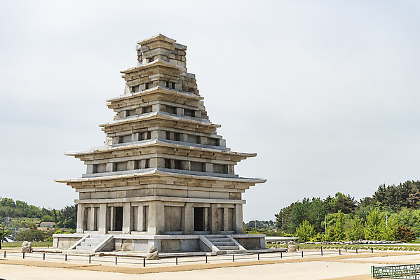 포토 JPG 주간 나무 한국전통 여행 유적지 하늘 풍경 사람없음 야외 관광지 봄 세계문화유산 문화재 역사 한국사 미륵사지 미륵사지석탑 사적지 익산 백제역사유적지구 국내포토 자연요소 식물 전통 계절 고건축 한국 석탑 전라북도 파일형식