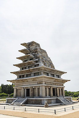 포토 JPG 주간 한국전통 여행 유적지 하늘 풍경 사람없음 야외 관광지 봄 세계문화유산 문화재 역사 한국사 미륵사지 미륵사지석탑 사적지 익산 백제역사유적지구 국내포토 자연요소 전통 계절 고건축 한국 석탑 전라북도 파일형식