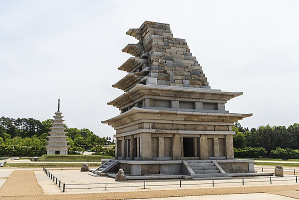 포토 JPG 주간 한국전통 여행 유적지 하늘 풍경 사람없음 야외 관광지 봄 세계문화유산 문화재 역사 한국사 미륵사지 미륵사지석탑 사적지 익산 백제역사유적지구 동원구층석탑 국내포토 자연요소 전통 계절 고건축 한국 석탑 전라북도 파일형식