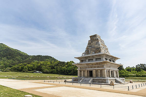 포토 JPG 주간 나무 한국전통 여행 유적지 하늘 산 풍경 사람없음 야외 관광지 맑음 봄 세계문화유산 문화재 역사 한국사 미륵사지 미륵사지석탑 사적지 익산 백제역사유적지구 국내포토 자연요소 식물 전통 계절 고건축 날씨 한국 석탑 전라북도 파일형식
