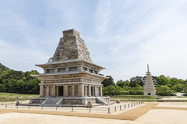 포토 JPG 주간 나무 한국전통 여행 유적지 하늘 산 풍경 사람없음 야외 관광지 맑음 봄 세계문화유산 문화재 역사 한국사 미륵사지 미륵사지석탑 사적지 익산 백제역사유적지구 국내포토 자연요소 식물 전통 계절 고건축 날씨 한국 석탑 전라북도 파일형식