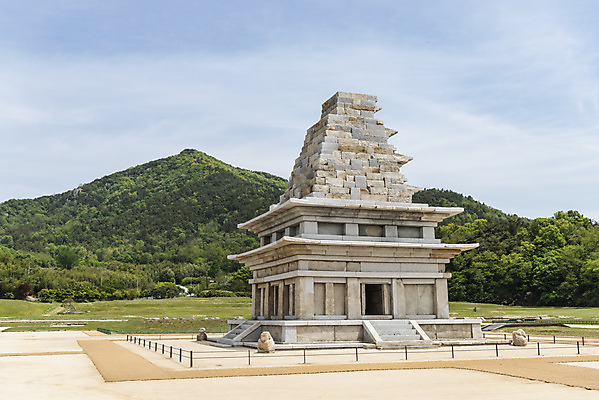 포토 JPG 주간 나무 한국전통 여행 유적지 하늘 산 풍경 사람없음 야외 관광지 맑음 봄 세계문화유산 문화재 역사 한국사 미륵사지 미륵사지석탑 사적지 익산 백제역사유적지구 국내포토 자연요소 식물 전통 계절 고건축 날씨 한국 석탑 전라북도 파일형식