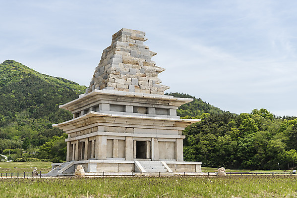 포토 JPG 주간 나무 한국전통 여행 유적지 하늘 산 풍경 사람없음 야외 관광지 맑음 봄 세계문화유산 문화재 역사 한국사 미륵사지 미륵사지석탑 사적지 익산 백제역사유적지구 국내포토 자연요소 식물 전통 계절 고건축 날씨 한국 석탑 전라북도 파일형식