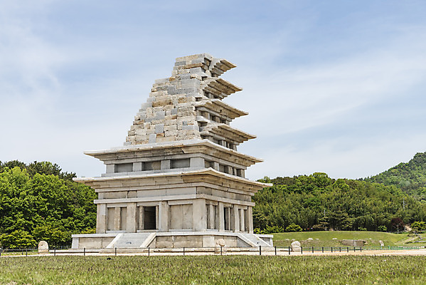 포토 JPG 주간 나무 한국전통 여행 유적지 하늘 산 풍경 사람없음 야외 관광지 맑음 봄 세계문화유산 문화재 역사 한국사 미륵사지 미륵사지석탑 사적지 익산 백제역사유적지구 국내포토 자연요소 식물 전통 계절 고건축 날씨 한국 석탑 전라북도 파일형식