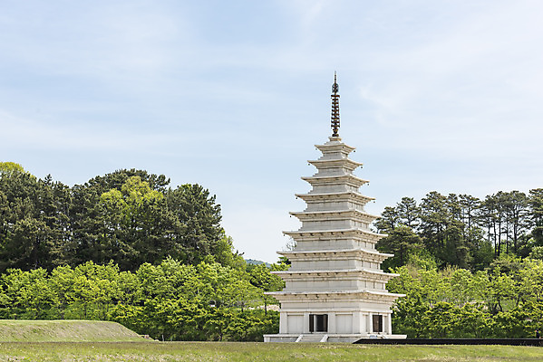 포토 JPG 주간 나무 한국전통 여행 유적지 하늘 풍경 사람없음 야외 관광지 맑음 봄 세계문화유산 문화재 역사 한국사 미륵사지 미륵사지석탑 사적지 익산 백제역사유적지구 동원구층석탑 국내포토 자연요소 식물 전통 계절 고건축 날씨 한국 석탑 전라북도 파일형식