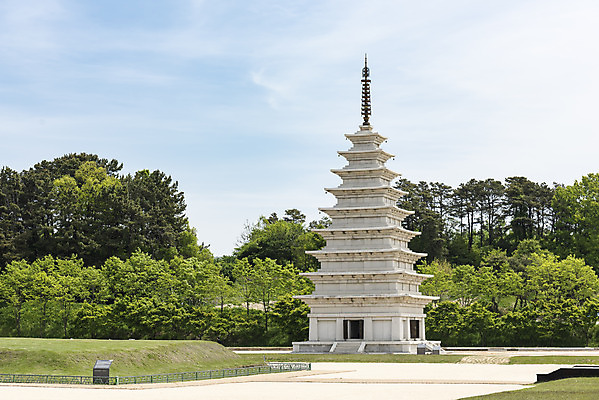 포토 JPG 주간 나무 한국전통 여행 유적지 하늘 풍경 사람없음 야외 관광지 맑음 봄 세계문화유산 문화재 역사 한국사 미륵사지 미륵사지석탑 사적지 익산 백제역사유적지구 동원구층석탑 국내포토 자연요소 식물 전통 계절 고건축 날씨 한국 석탑 전라북도 파일형식