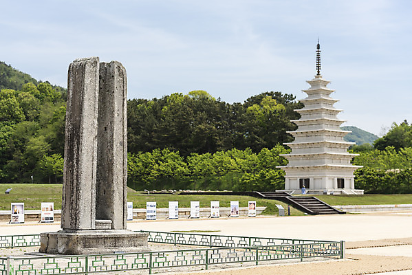 포토 JPG 주간 한국전통 여행 유적지 하늘 풍경 사람없음 야외 관광지 맑음 봄 세계문화유산 문화재 역사 한국사 미륵사지 미륵사지석탑 사적지 당간지주 익산 백제역사유적지구 동원구층석탑 국내포토 자연요소 전통 계절 고건축 날씨 유물 한국 석탑 전라북도 파일형식
