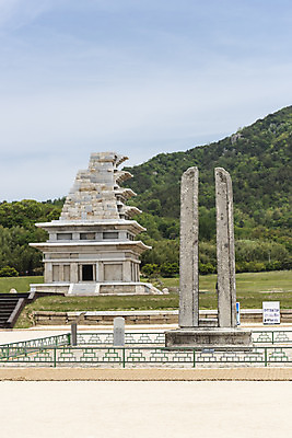 포토 JPG 주간 한국전통 여행 유적지 하늘 풍경 사람없음 야외 관광지 맑음 봄 세계문화유산 문화재 역사 한국사 미륵사지 미륵사지석탑 사적지 당간지주 익산 백제역사유적지구 국내포토 자연요소 전통 계절 고건축 날씨 유물 한국 석탑 전라북도 파일형식
