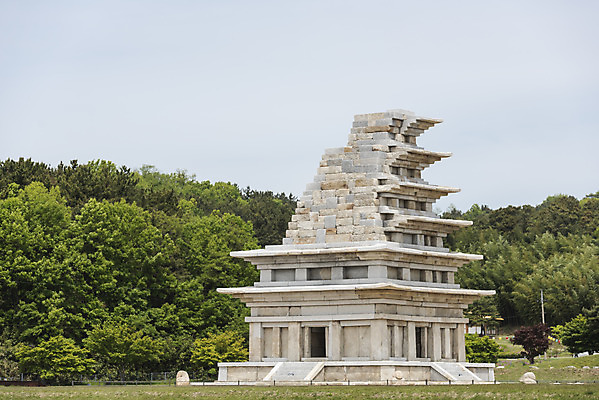 포토 JPG 주간 한국전통 여행 유적지 하늘 풍경 사람없음 야외 관광지 맑음 봄 세계문화유산 문화재 역사 한국사 미륵사지 미륵사지석탑 사적지 익산 백제역사유적지구 국내포토 자연요소 전통 계절 고건축 날씨 한국 석탑 전라북도 파일형식