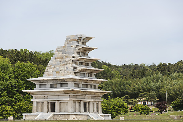 포토 JPG 주간 나무 한국전통 여행 유적지 하늘 산 풍경 사람없음 야외 관광지 맑음 봄 세계문화유산 문화재 역사 한국사 미륵사지 미륵사지석탑 사적지 익산 백제역사유적지구 국내포토 자연요소 식물 전통 계절 고건축 날씨 한국 석탑 전라북도 파일형식