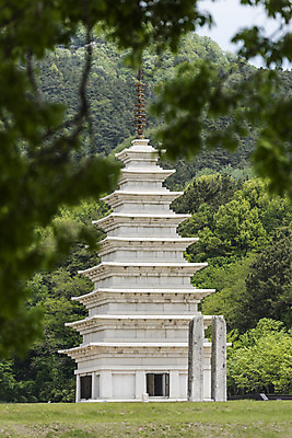 포토 JPG 주간 나무 한국전통 여행 유적지 하늘 산 풍경 사람없음 야외 관광지 봄 세계문화유산 문화재 역사 한국사 미륵사지 미륵사지석탑 사적지 당간지주 익산 백제역사유적지구 동원구층석탑 국내포토 자연요소 식물 전통 계절 고건축 유물 한국 석탑 전라북도 파일형식