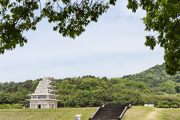 포토 JPG 주간 나무 한국전통 여행 유적지 하늘 산 풍경 사람없음 야외 관광지 맑음 봄 세계문화유산 문화재 역사 한국사 미륵사지 미륵사지석탑 사적지 익산 백제역사유적지구 국내포토 자연요소 식물 전통 계절 고건축 날씨 한국 석탑 전라북도 파일형식