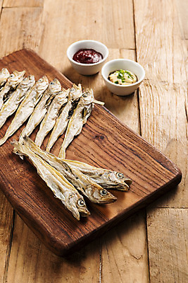 포토 백그라운드 도마 실내 어류 내부 목재 양념 소스_음식 파일형식 소스 나무도마 노가리 마요네즈 고추장 JPG 오브젝트 안주 가공식품 사람없음 마른안주 건조 건어물 스튜디오촬영 나무배경 국내포토