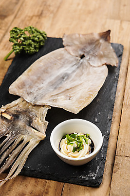 포토 JPG 스튜디오촬영 건조 도마 실내 사람없음 소스 가공식품 안주 오브젝트 오징어 건어물 마요네즈 마른안주 말린오징어 나무배경 국내포토 백그라운드 주방용품 연체동물 내부 수중동물 양념 소스_음식 파일형식