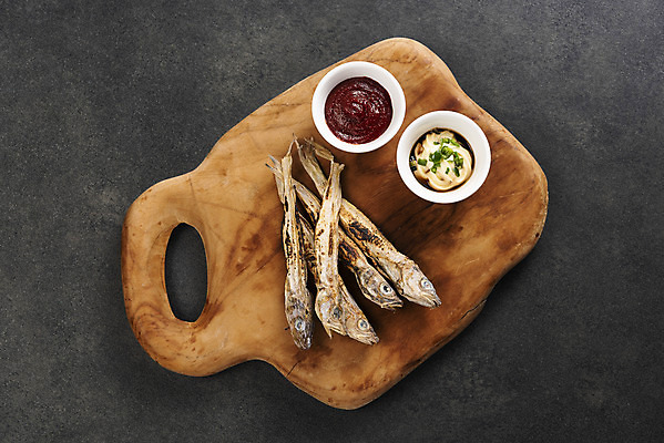 포토 JPG 스튜디오촬영 검은배경 건조 실내 사람없음 하이앵글 고추장 소스 가공식품 안주 오브젝트 건어물 마요네즈 나무도마 마른안주 플랫레이 노가리 국내포토 뷰포인트 백그라운드 도마 어류 내부 목재 검은색 양념 소스_음식 플랫 파일형식