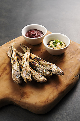 포토 JPG 스튜디오촬영 검은배경 건조 실내 사람없음 고추장 소스 가공식품 안주 오브젝트 건어물 마요네즈 나무도마 마른안주 노가리 국내포토 백그라운드 도마 어류 내부 목재 검은색 양념 소스_음식 파일형식