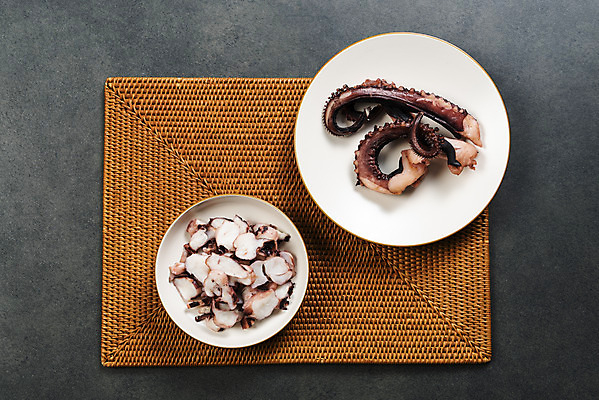 포토 JPG 스튜디오촬영 접시 검은배경 건조 실내 사람없음 하이앵글 가공식품 안주 오브젝트 건어물 마른안주 문어다리 플랫레이 가문어 통족 국내포토 식기 뷰포인트 백그라운드 내부 검은색 플랫 오징어 문어 파일형식