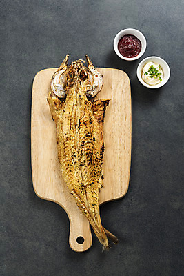 포토 JPG 스튜디오촬영 검은배경 건조 실내 사람없음 하이앵글 고추장 소스 가공식품 안주 오브젝트 건어물 마요네즈 나무도마 마른안주 플랫레이 짝태 국내포토 뷰포인트 백그라운드 도마 내부 목재 검은색 양념 소스_음식 플랫 파일형식