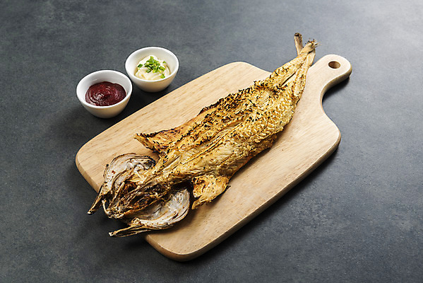 포토 JPG 스튜디오촬영 검은배경 건조 실내 사람없음 고추장 소스 가공식품 안주 오브젝트 건어물 마요네즈 나무도마 마른안주 짝태 국내포토 백그라운드 도마 내부 목재 검은색 양념 소스_음식 파일형식