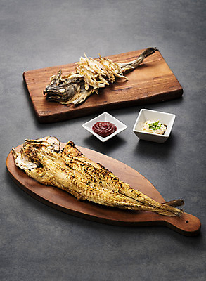 포토 JPG 스튜디오촬영 검은배경 건조 실내 사람없음 고추장 소스 가공식품 안주 오브젝트 건어물 마요네즈 나무도마 마른안주 먹태 짝태 국내포토 백그라운드 도마 내부 목재 검은색 양념 소스_음식 파일형식