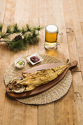 포토 JPG 스튜디오촬영 건조 맥주 실내 사람없음 고추장 소스 가공식품 안주 오브젝트 솔잎 건어물 마요네즈 나무도마 마른안주 짝태 나무배경 국내포토 백그라운드 잎 도마 주류 내부 목재 양념 소스_음식 파일형식